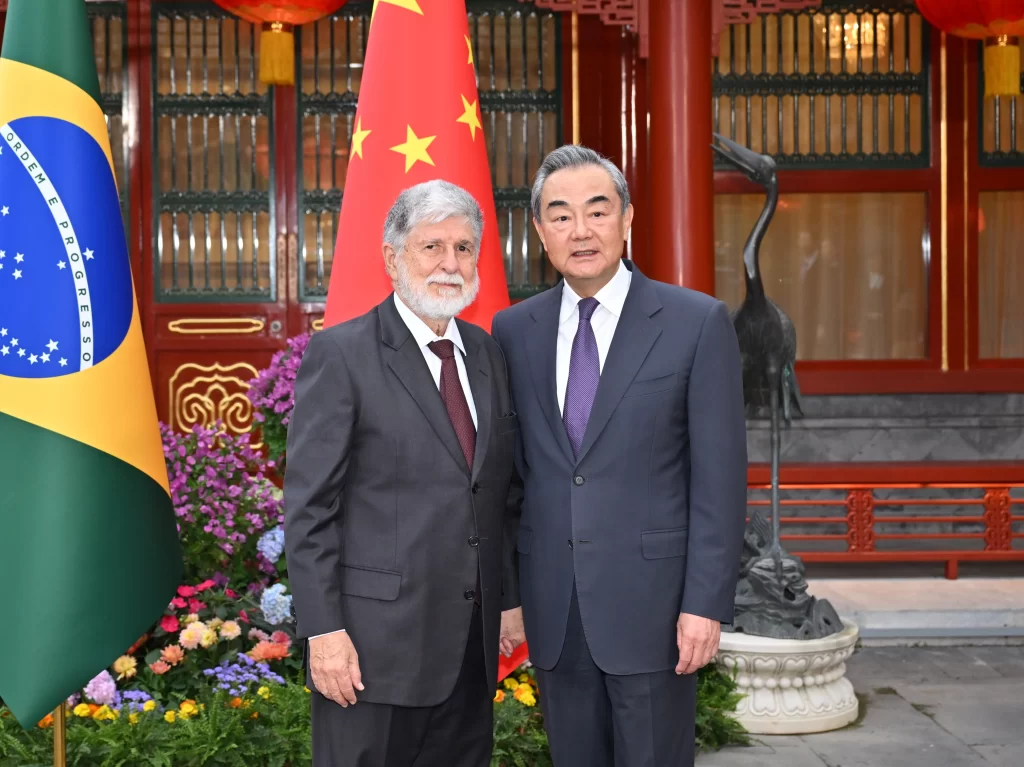 Wang Yi, director de asuntos exteriores chino recibio a Celso Amorim, principal asesor del presidente Lula da Silva de Brazil